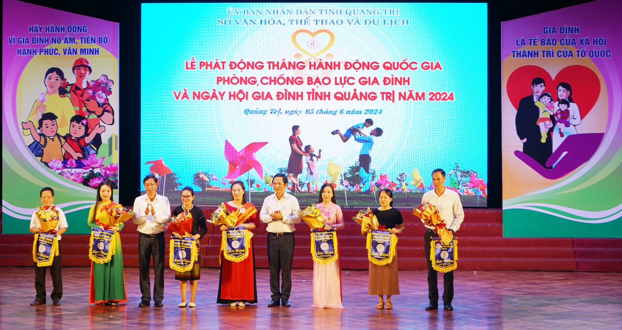 L&atilde;nh đạo tỉnh tặng cờ lưu niệm cho c&aacute;c đơn vị tham gia Ng&agrave;y hội Gia đ&igrave;nh tỉnh Quảng Trị năm 2024  - Ảnh: C.N